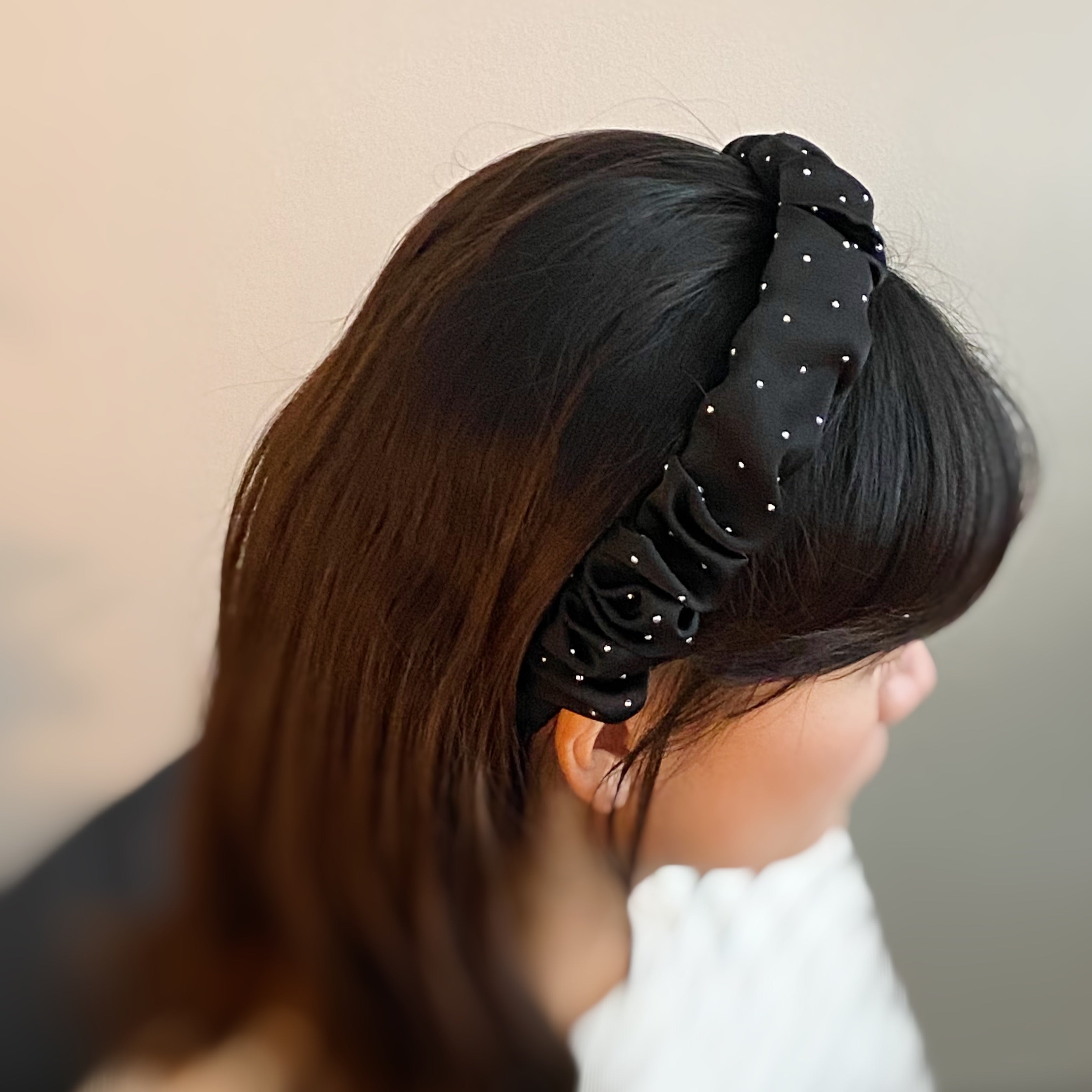 👉 Gerafftes Satin-Haarband mit Schmuckstein-Punkten ✨