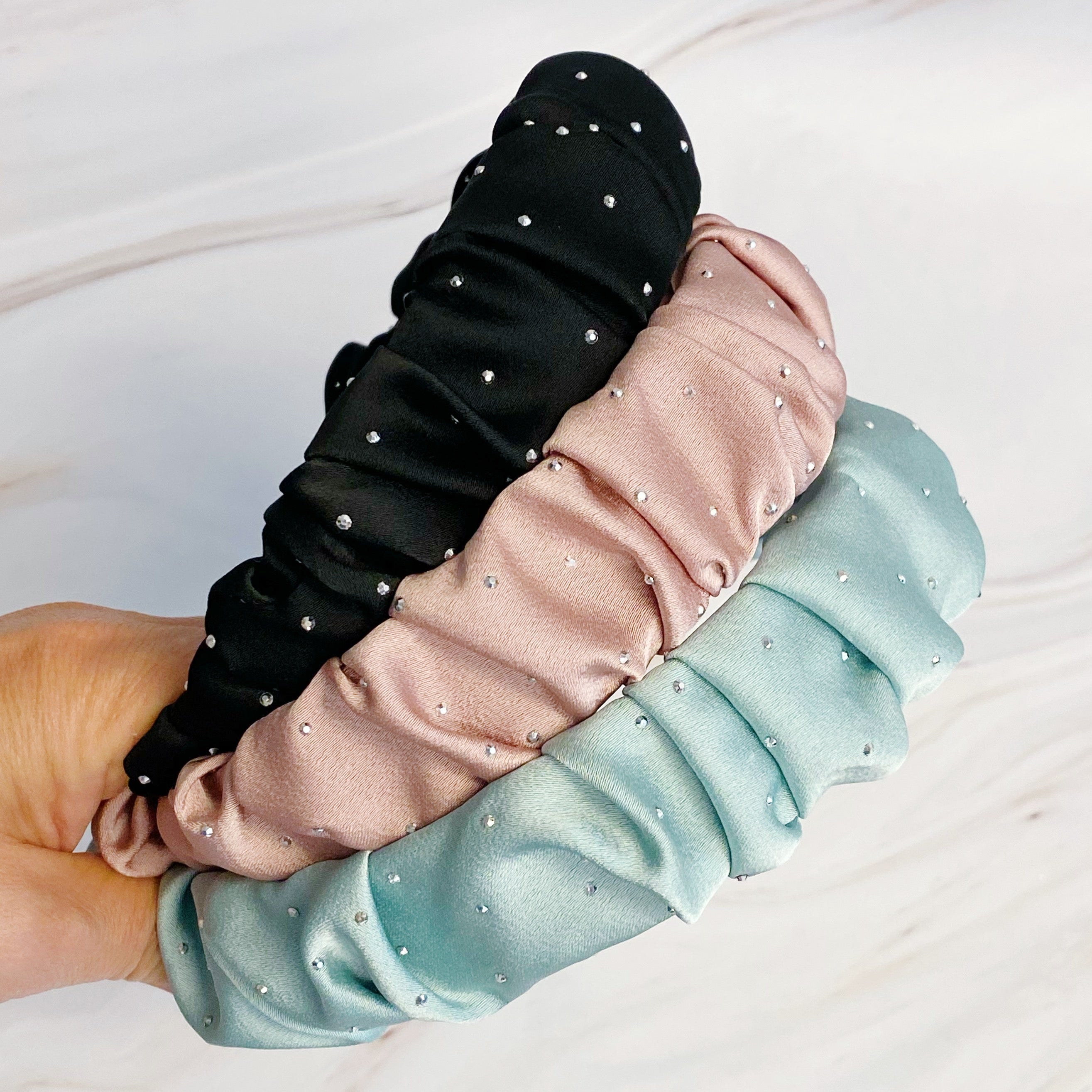 👉 Gerafftes Satin-Haarband mit Schmuckstein-Punkten ✨