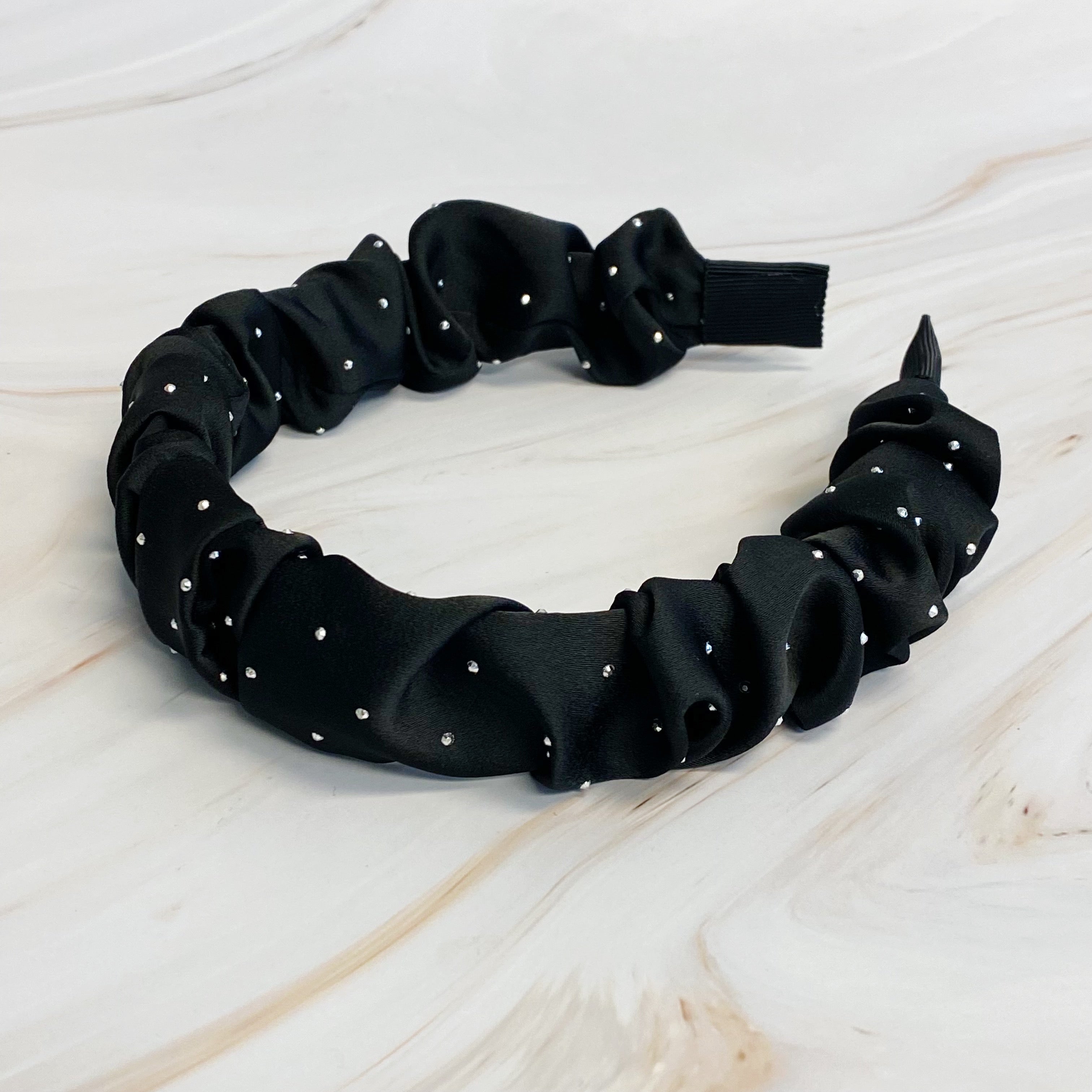 👉 Gerafftes Satin-Haarband mit Schmuckstein-Punkten ✨