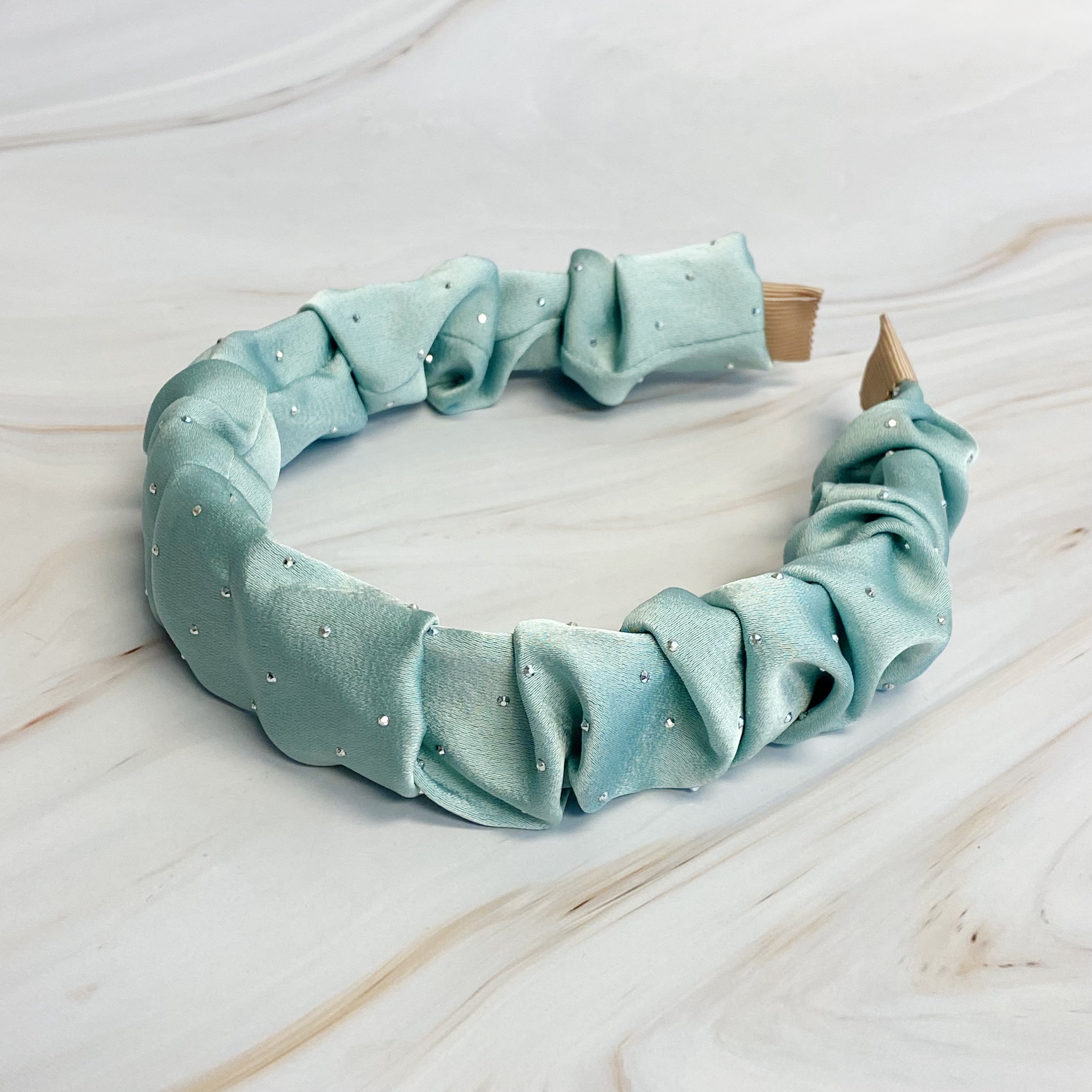 👉 Gerafftes Satin-Haarband mit Schmuckstein-Punkten ✨