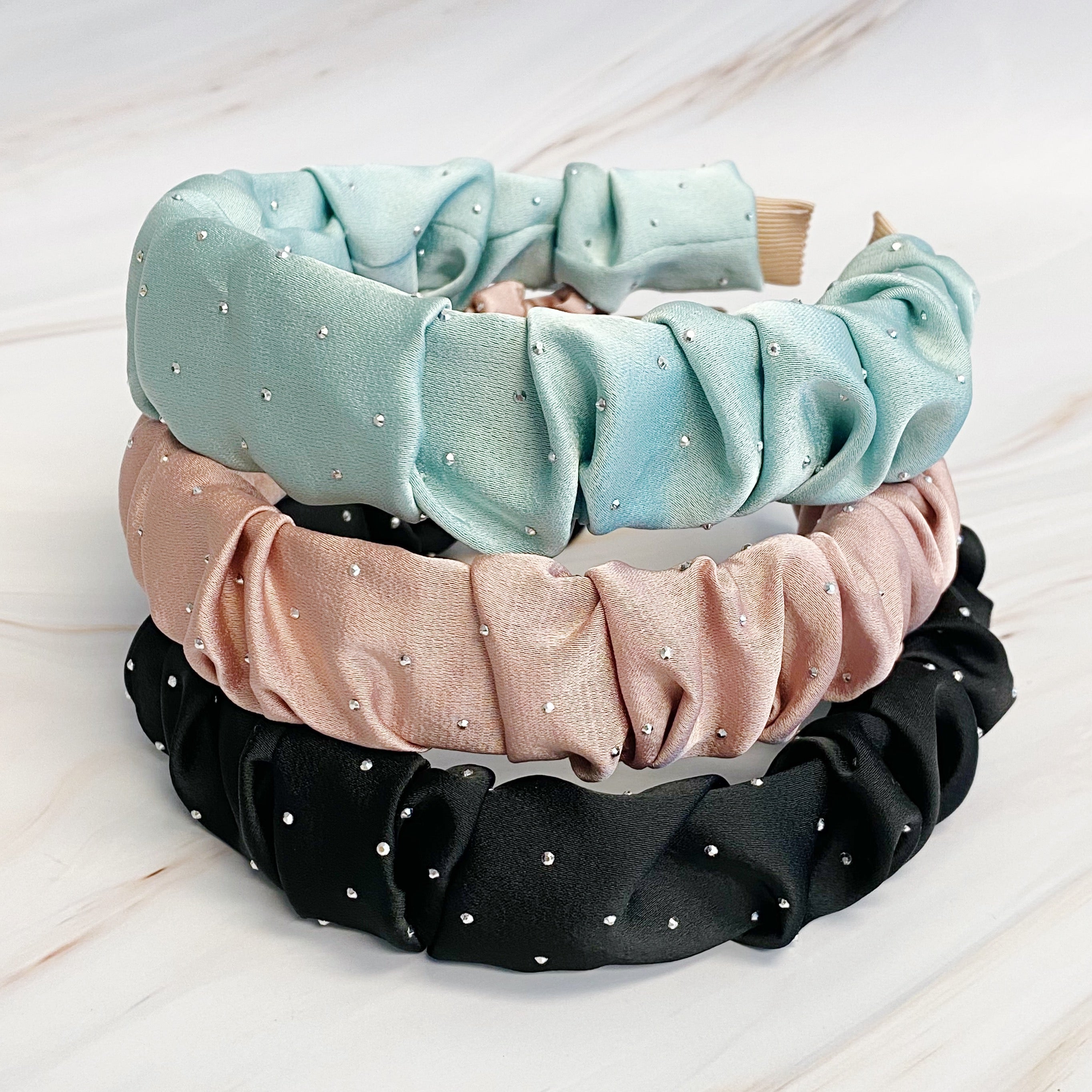 👉 Gerafftes Satin-Haarband mit Schmuckstein-Punkten ✨