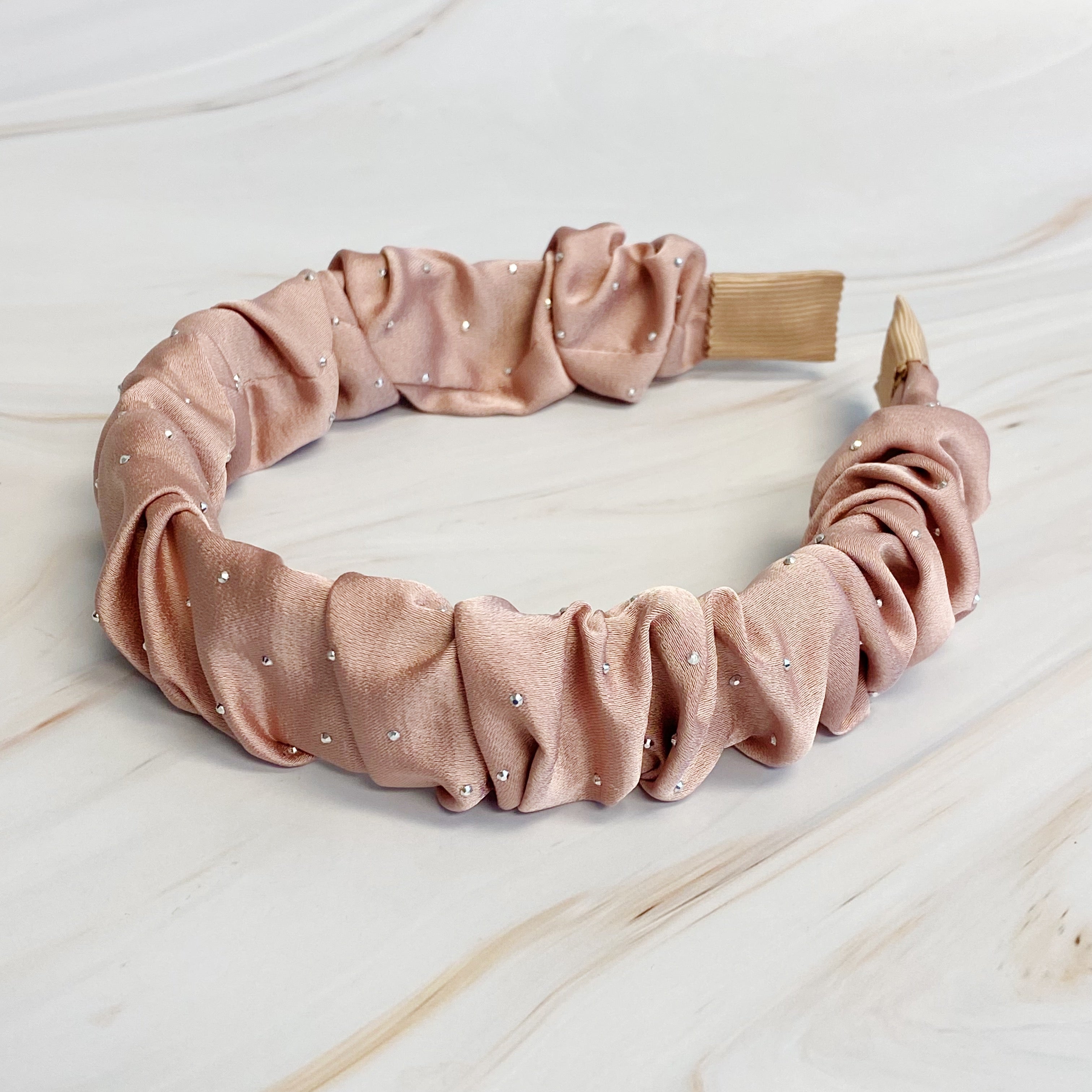 👉 Gerafftes Satin-Haarband mit Schmuckstein-Punkten ✨